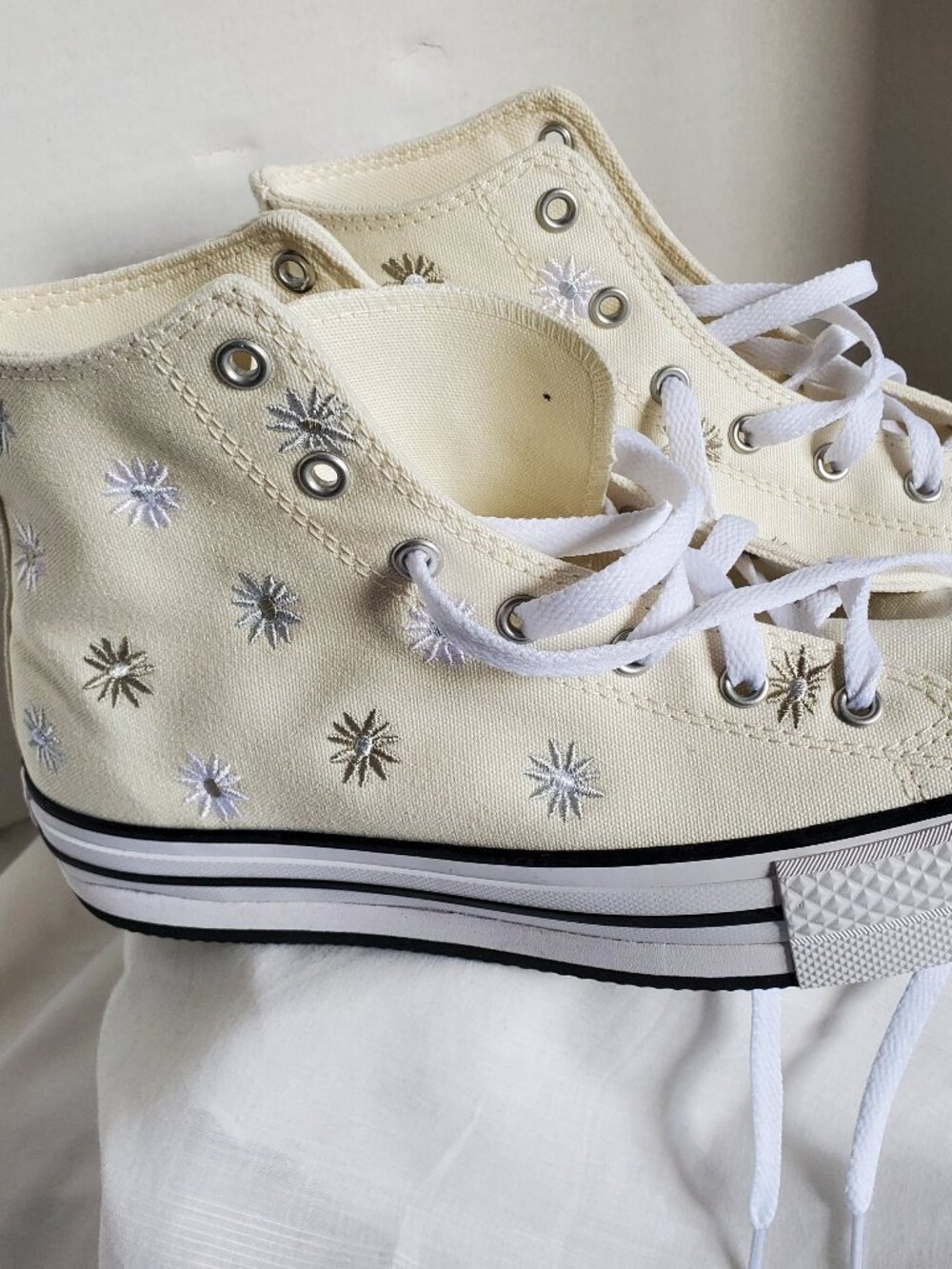 Converse all stars-NWT-kid sz 6-adult 7.5 to 8